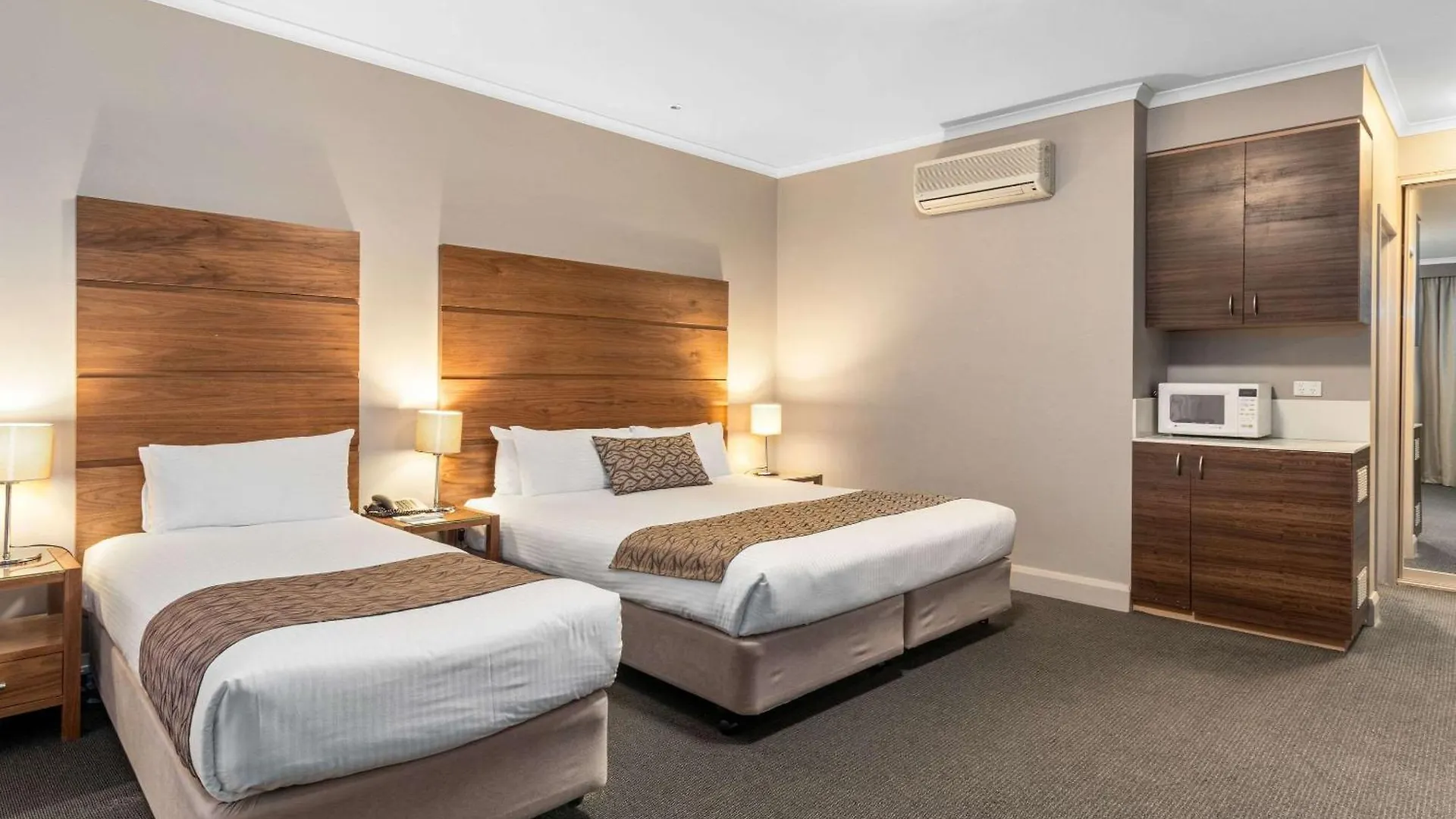 Quality Hotel Dickson Canberra 4*,